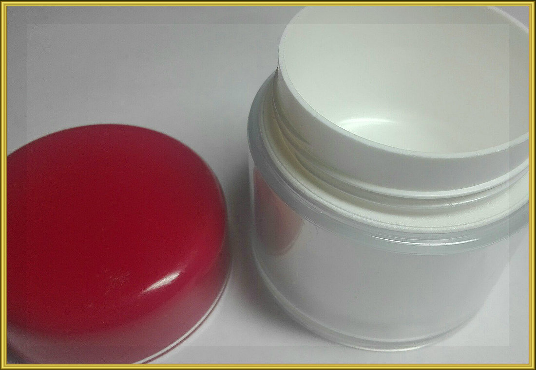 Баночка с красной крышкой высокая