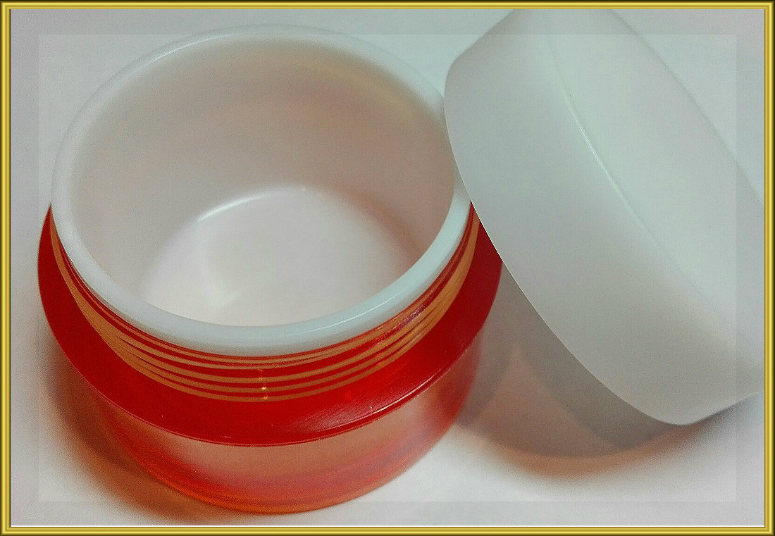 Баночка с оранжевым корпусом