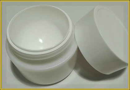 Белая баночка